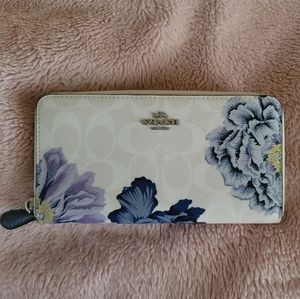GEORGOUS NEW RARE COACH WALLET